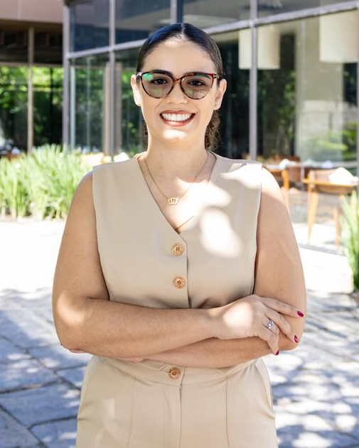 Mariana França sorrindo, em atendimento profissional
